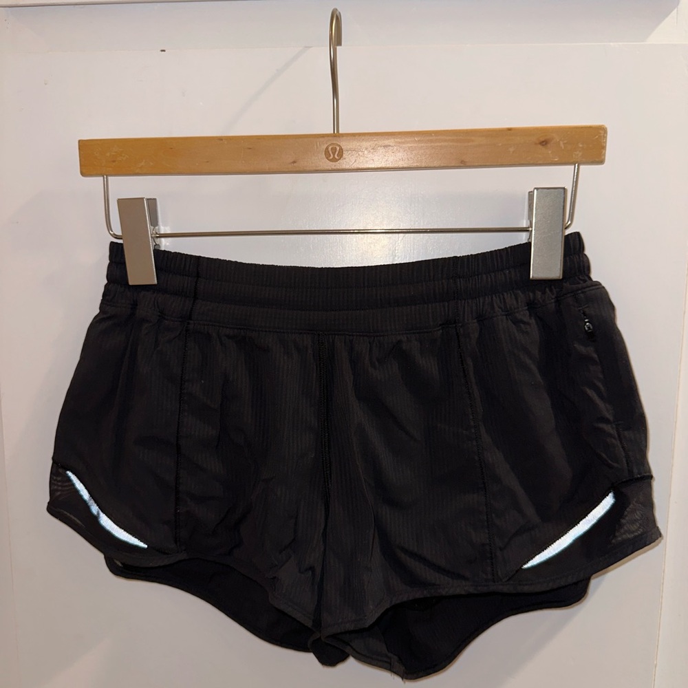 Lululemon Hotty Hot Low-Rise Lined Short 2.5" in size 6, black w/ subtle stripes